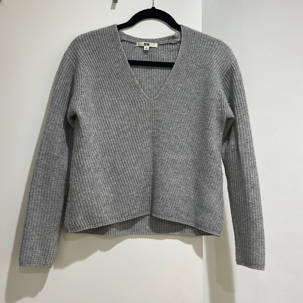 Uniqlo V-Neck Wool / Gray Cashmere Sweater -